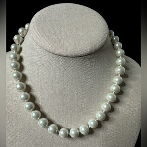 Gorgeous Charming Charlie Faux Pearl Necklace. (F-F)
